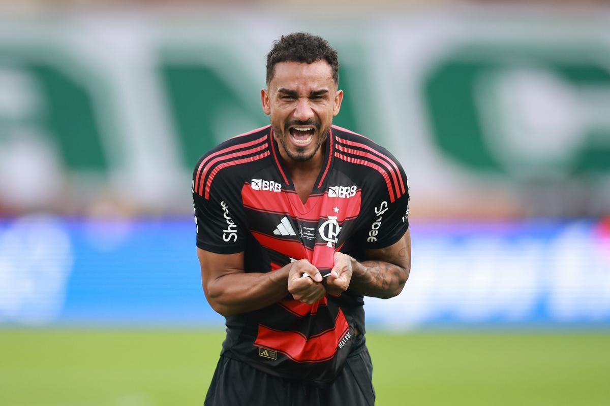 Flamengo garante permanência de Danilo com renovação de contrato até 2027